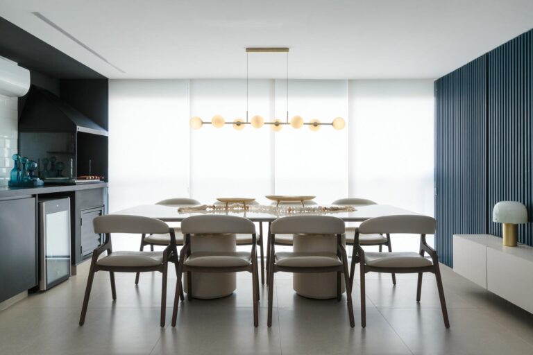 Sala de jantar com pendente linear aceso