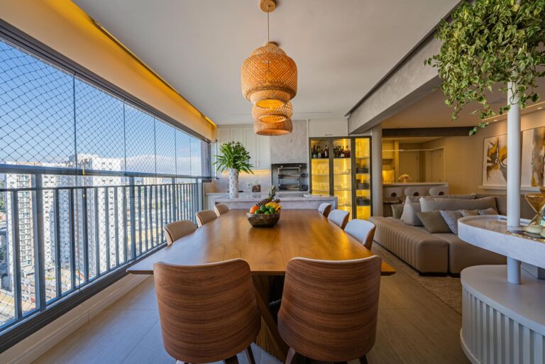 Varanda com mesa de jantar em madeira e pendentes de fibra natural