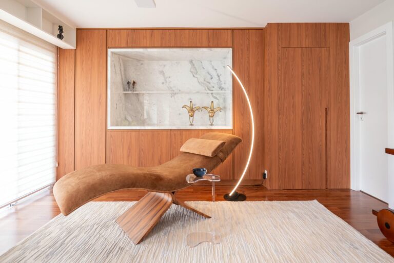 Canto de leitura com chaise e painel em madeira